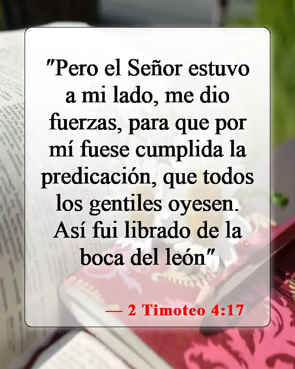 Versículos bíblicos sobre Dios estando con nosotros (2 Timoteo 4:17)