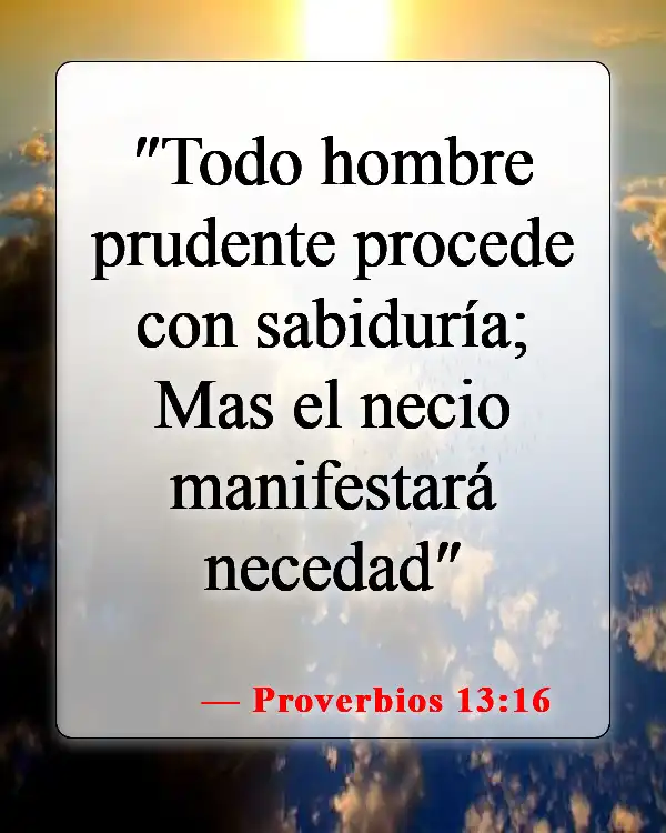 Versículos de la Biblia sobre llamar a alguien necio (Proverbios 13:16)